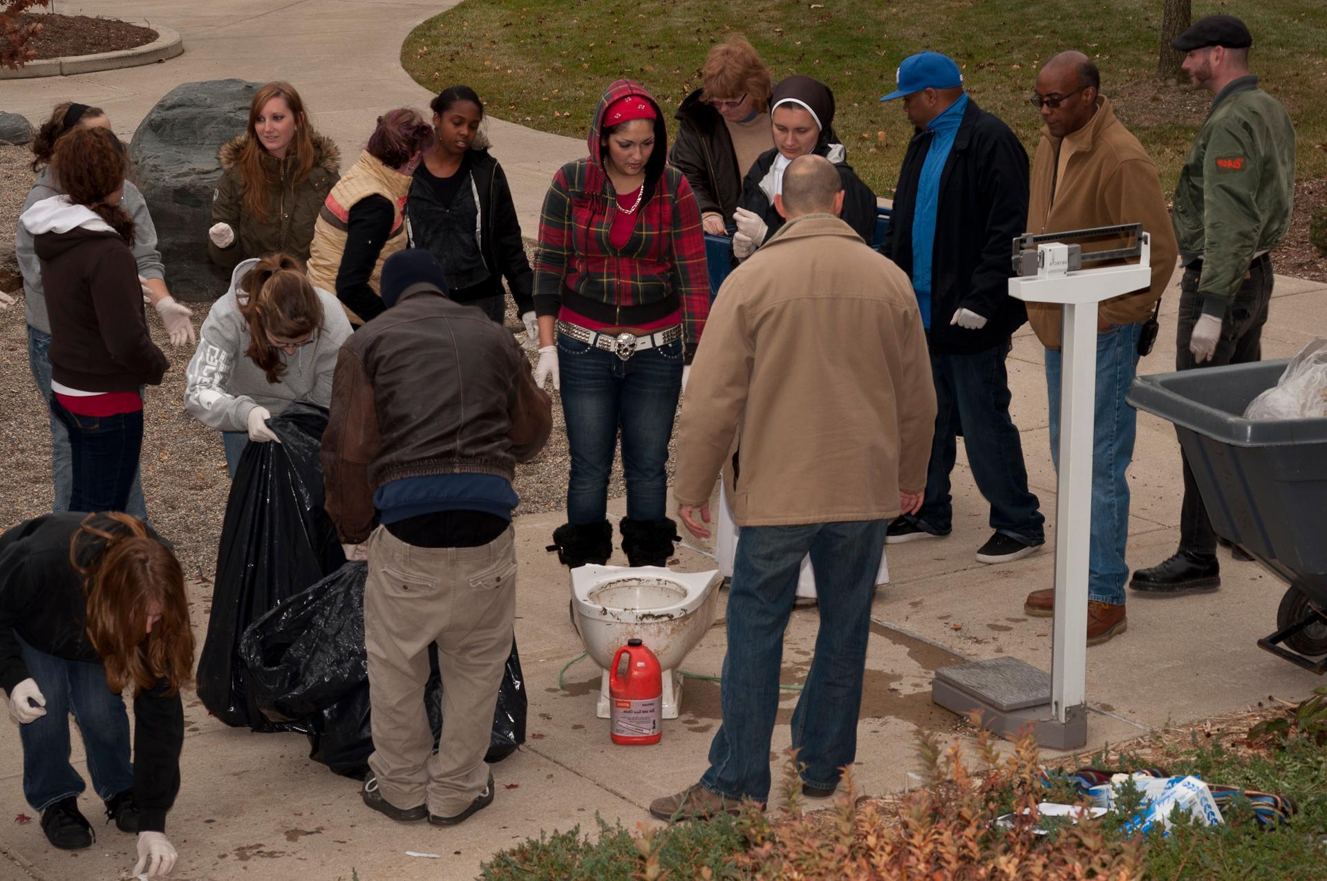 Field Biology class picks up trash on <a href='http://1nsd.hkange.net'>十大彩票网赌平台</a> grounds