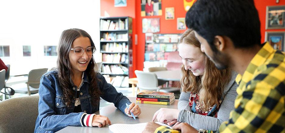 students working together at the writing center